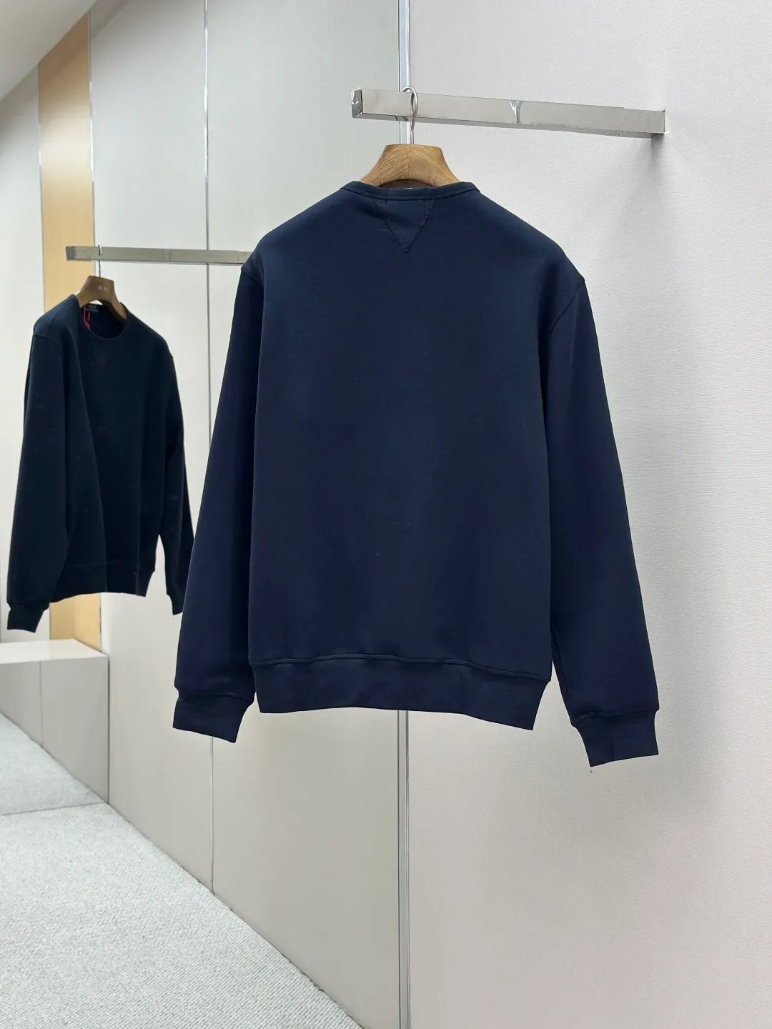 P290 [Same-origin fabric, exclusive new style, first choice for old money] Ralph Laure Ralph Lauren embroidered long-sleeved sweatshirt is made of cotton blended fabric, which is soft and tough to the touch. It has been finely spun and pre-shrunk, making it comfortable to the touch and not easy to deform. You don’t have to worry about shrinkage or pilling for daily wear and washing, and the texture is stable and online! The pony embroidery on the chest, despite the small size, has fine stitches and every stitch is perfectly stitched. The embroidery thread is pure in color and high in fastness. It is simple and high-end, highlighting the brand's iconic exquisite craftsmanship! The neckline is a classic round neck design, with an exquisite small V-shaped splicing design at the bottom. The workmanship is particularly neat, and the stitching in the circle is straight and even, without any distortion. It will not become loose and deformed after being worn for a long time. It fits the neck without being tight, and it is full of comfort! Scan the QR code on the label to enter the official website directly! It’s like adding an “identity pass” to clothes, and the quality is directly visualized ‼ ️ Size: S-XL